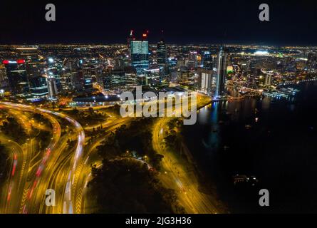 Lange Luftaufnahme der Stadt Perth bei Nacht, einschließlich des Autobahnverkehrs und des Flusses Stockfoto