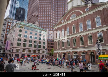 Boston, MA, USA, 11. Juni 2022: Touristen auf dem berühmten Faneuil Hall-Quincy Market Lebensmittelmarkt in der Innenstadt von Boston. Stockfoto