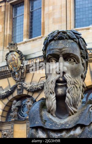 Eine der Büsten klassischer Philosophen, Emperor Heads, am Sheldonian Theatre, Oxford in Oxford, Oxfordshire, Großbritannien, an einem regnerischen Tag im August Stockfoto