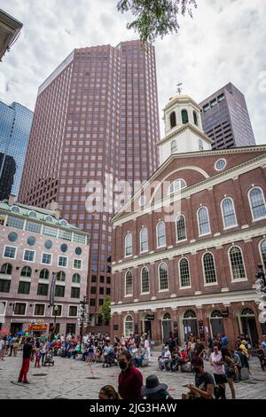 Boston, MA, USA, 11. Juni 2022: Touristen auf dem berühmten Faneuil Hall-Quincy Market Lebensmittelmarkt in der Innenstadt von Boston. Stockfoto