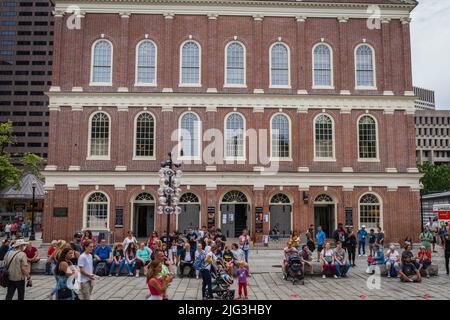 Boston, MA, USA, 11. Juni 2022: Touristen auf dem berühmten Faneuil Hall-Quincy Market Lebensmittelmarkt in der Innenstadt von Boston. Stockfoto