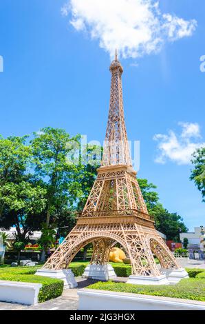 Pattaya, Thailand - 3. Juni 2017 : Eiffelturm wird in Mini-siam in Mini-Größe wiedergegeben. Provinz Chonburi, Thailand. Stockfoto