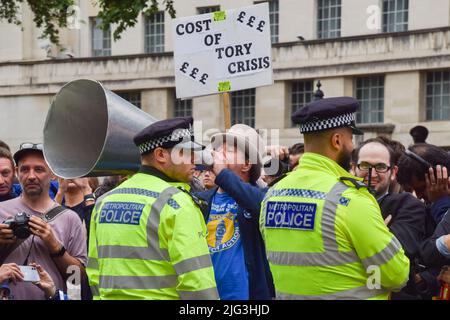 London, Großbritannien. 7.. Juli 2022. Der Anti-Brexit-Aktivist Steve Bray ruft Boris Johnson vor der Downing Street zurück, während Johnson seinen Rücktritt ankündigt. Kredit: Vuk Valcic/Alamy Live Nachrichten Stockfoto