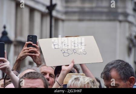 London, Großbritannien. 7.. Juli 2022. Vor der Downing Street versammelten sich Menschenmengen, und viele buhrten und skandierten „Lügner!“, als Boris Johnson seinen Rücktritt ankündigte. Kredit: Vuk Valcic/Alamy Live Nachrichten Stockfoto