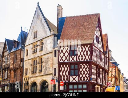 Blick auf die Rue Pelvoysin und die Rue Cambournac. Bourges Fachwerkhäuser, Departement Cher, Centre-Val de Loire, Frankreich. Bourges ist eine Stadt im Zentrum Stockfoto