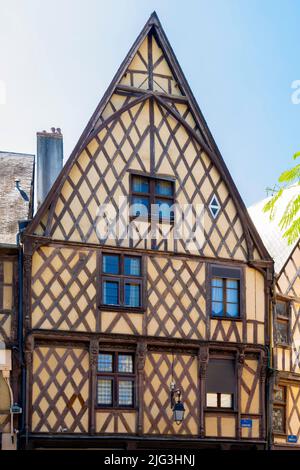 Wunderschönes Fachwerkhaus am Place Gordaine im historischen Zentrum von Bourges. Bourges Fachwerkhäuser, Departement Cher, Centre-Val de Loir Stockfoto