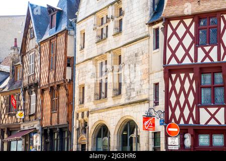 Wunderschönes Fachwerkhaus in der Rue Pelvoysin im historischen Zentrum von Bourges. Bourges Fachwerkhäuser, Departement Cher, Centre-Val de Loire Stockfoto