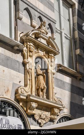 Nahaufnahme des Votivschreines, der dem heiligen Johannes dem Täufer, dem schutzpatron von Genua, gewidmet ist, auf der Piazza di Soziglia in der Altstadt Liguriens, Italien Stockfoto