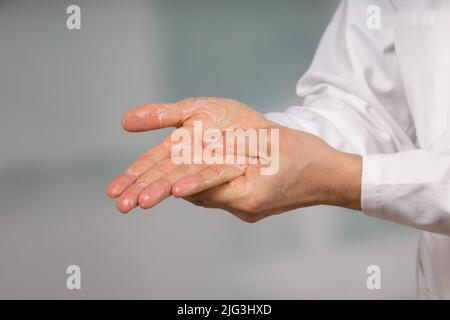 Nahaufnahme der Reinigung der Hände des Arztes und der Händedesinfektion Stockfoto