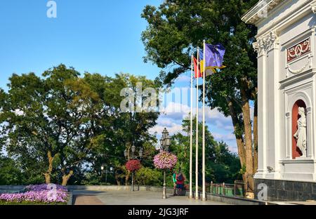 Flaggen der EU, der Ukraine und der Stadt Odessa flattern auf Fahnenmasten in der Nähe des Rathauses von Odessa. Ukraine. Stockfoto