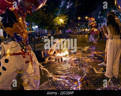 Abendstimmung und Malerei Künstler auf der zentralen Deribasovskaya Straße in Odessa, Ukraine. Stockfoto