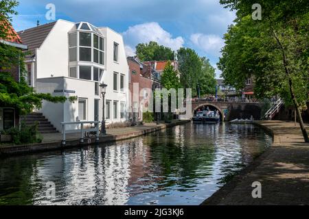 Leben am Kanal in der schönen Stadt Utrecht, südöstlich von Amsterdam in den Niederlanden. Moderne und traditionelle Architektur mischen sich mühelos. Stockfoto