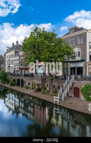 Leben am Kanal in der schönen Stadt Utrecht, südöstlich von Amsterdam in den Niederlanden. Moderne und traditionelle Architektur mischen sich mühelos. Stockfoto