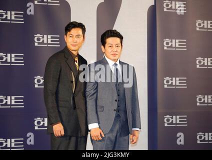 (L-R) Jung Woo-Sung und Heo Sung-Tae, 5. Juli 2022 : die südkoreanischen Schauspieler Jung Woo-Sung und Heo Sung-Tae posieren auf einer Produktionspressekonferenz für den Film 'Hunt' in Seoul, Südkorea. (Foto von Lee Jae-won/AFLO) (SÜDKOREA) Stockfoto