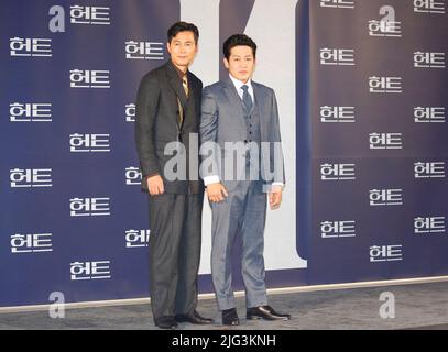 (L-R) Jung Woo-Sung und Heo Sung-Tae, 5. Juli 2022 : die südkoreanischen Schauspieler Jung Woo-Sung und Heo Sung-Tae posieren auf einer Produktionspressekonferenz für den Film 'Hunt' in Seoul, Südkorea. (Foto von Lee Jae-won/AFLO) (SÜDKOREA) Stockfoto