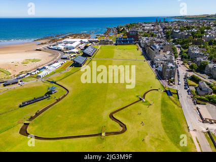 St Andrews, Schottland, Großbritannien. 7. Juli 2022. Der Old Course in St Andrews ist ein voller Aktivitäten, eine Woche vor der ersten Runde der Open Championship 150.. Mitglieder der Öffentlichkeit dürfen auf den Fairways spazieren gehen, da der Old Course ein öffentlicher Park ist. Touristen haben diesen Zugang genutzt, um neben berühmten Sehenswürdigkeiten wie der Svilken Burn-Brücke auf dem 18.-Loch-Loch-Platz für Fotos zu posieren. Bild: Luftaufnahme auf dem Fairway 18. über den Svilken Burn. Iain Masterton/Alamy Live News Stockfoto