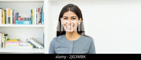 Porträt einer lateinamerikanischen Geschäftsfrau im Büro Stockfoto