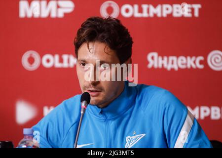 Sankt Petersburg, Russland. 07.. Juli 2022. Zenit Football Club Spieler Daler Kuzyaev in St. Petersburg in der Gazprom Arena spricht während einer Pressekonferenz vor dem Spiel für den russischen Fußball-Super-Cup 2022, Zenit - Spartak. Kredit: SOPA Images Limited/Alamy Live Nachrichten Stockfoto