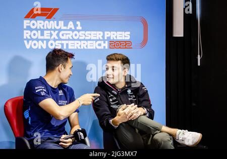 SPIELBERG - Alexander Albon (Williams) und George Russell (Mercedes) bei einer Pressekonferenz auf der Rennstrecke des Red Bull Rings vor dem Großen Preis von Österreich. ANP SEM VAN DER WAL Stockfoto
