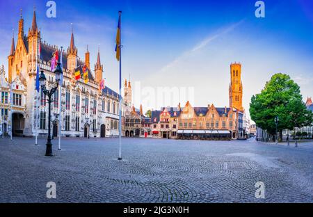 Brügge, Belgien. Panoramischer Burgplatz mit berühmtem Glockenturm und mittelalterlichen Gebäuden, flämische Sehenswürdigkeit. Stockfoto