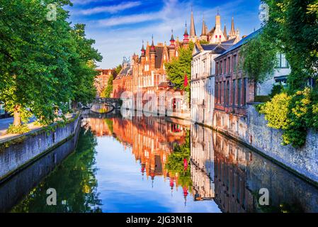 Brügge, Belgien. Panoramablick auf das historische Stadtzentrum von Brügge mit dem Groenerei-Kanal im wunderschönen goldenen Morgenlicht bei Sonnenaufgang, Provinz W Stockfoto
