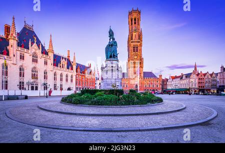 Brügge, Belgien. Blue Hour Landschaft mit berühmten Glockenturm und mittelalterlichen Gebäuden in Grote Markt, Flandern. Stockfoto