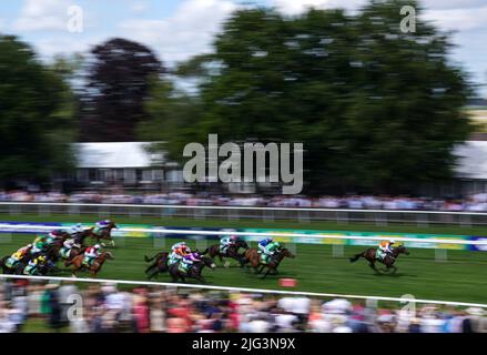 Tödlicher Levi, der von Jimmy Quinn (rechts) auf dem Weg zum Sieg des Bet Boost bei bet365 Handicap am Ladies Day des Moet and Chandon July Festivals auf der Newmarket Racecourse, Suffolk, gefahren wird. Bilddatum: Donnerstag, 7. Juli 2022. Stockfoto