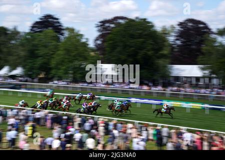 Tödlicher Levi, der von Jimmy Quinn (rechts) auf dem Weg zum Sieg des Bet Boost bei bet365 Handicap am Ladies Day des Moet and Chandon July Festivals auf der Newmarket Racecourse, Suffolk, gefahren wird. Bilddatum: Donnerstag, 7. Juli 2022. Stockfoto