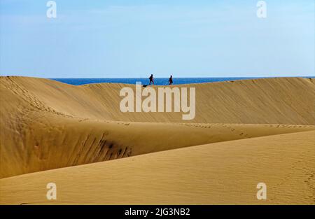 Menschen in den Dünen, Naturschutzgebiet seit 1987, Maspalomas, Kanarischen Inseln, Spanien, Europa Stockfoto