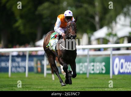 Tödlicher Levi, der von Jimmy Quinn (rechts) auf dem Weg zum Sieg des Bet Boost bei bet365 Handicap am Ladies Day des Moet and Chandon July Festivals auf der Newmarket Racecourse, Suffolk, gefahren wird. Bilddatum: Donnerstag, 7. Juli 2022. Stockfoto