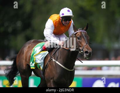 Tödlicher Levi, der von Jimmy Quinn (rechts) auf dem Weg zum Sieg des Bet Boost bei bet365 Handicap am Ladies Day des Moet and Chandon July Festivals auf der Newmarket Racecourse, Suffolk, gefahren wird. Bilddatum: Donnerstag, 7. Juli 2022. Stockfoto