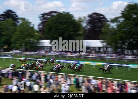 Tödlicher Levi, der von Jimmy Quinn (rechts) auf dem Weg zum Sieg des Bet Boost bei bet365 Handicap am Ladies Day des Moet and Chandon July Festivals auf der Newmarket Racecourse, Suffolk, gefahren wird. Bilddatum: Donnerstag, 7. Juli 2022. Stockfoto