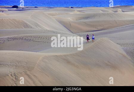 Menschen in den Dünen, Naturschutzgebiet seit 1987, Maspalomas, Kanarischen Inseln, Spanien, Europa Stockfoto