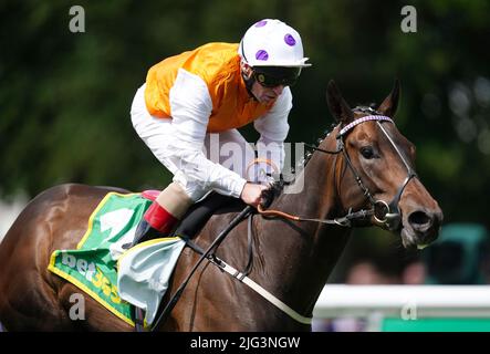 Der tödliche Levi wird von Jimmy Quinn auf dem Weg zum Sieg des Bet Boost bei bet365 Handicap am Ladies Day des Moet and Chandon July Festivals auf der Newmarket Racecourse, Suffolk, geritten. Bilddatum: Donnerstag, 7. Juli 2022. Stockfoto