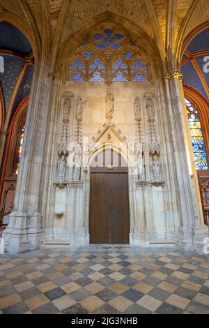 Eintritt in die Sakristei. Die Kathedrale des Heiligen Kreuzes (Sainte-Croix) von Orleans in der Region Centre-Val de Loire in Frankreich. Es war ursprünglich bui Stockfoto