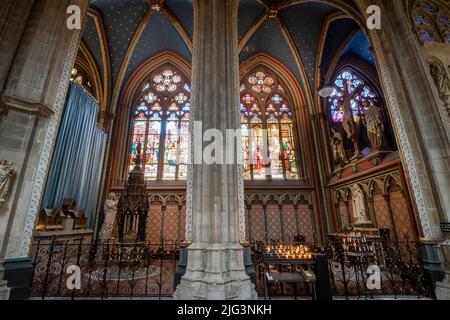 Kapelle des Heiligen Thérèse des Jesuskindes und Taufbecken. Die Kathedrale des Heiligen Kreuzes (Sainte-Croix) von Orleans im Centre-Val de Loir Stockfoto