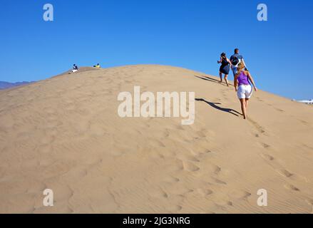 Menschen in den Dünen, Naturschutzgebiet seit 1987, Maspalomas, Kanarischen Inseln, Spanien, Europa Stockfoto