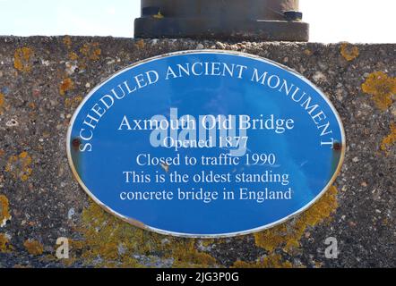 AXMOUTH, DEVON, ENGLAND - JULI 12. 2020: Die Gedenktafel auf der alten Brücke über die Axe bei Axmouth Stockfoto