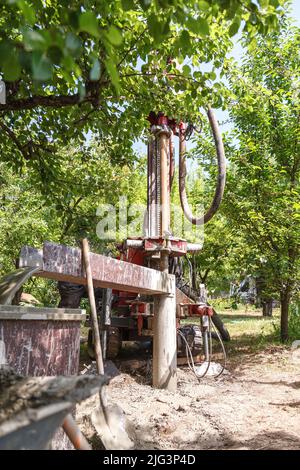 Bohrgerät für das Bohren von Wasserbrunnen und die Herstellung von Trinkwasser für Wohnräume. Schmutzwasser aus dem Brunnen Pumpen Stockfoto