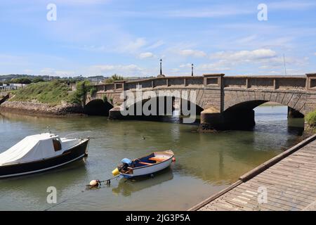 Die alte Straßenbrücke über die Axe bei Axmouth. Sie wurde 1990 ersetzt und ist die älteste stehende Betonbrücke in England Stockfoto