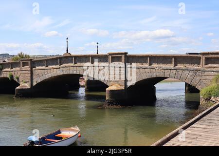 Die alte Straßenbrücke über die Axe bei Axmouth. Sie wurde 1990 ersetzt und ist die älteste stehende Betonbrücke in England Stockfoto