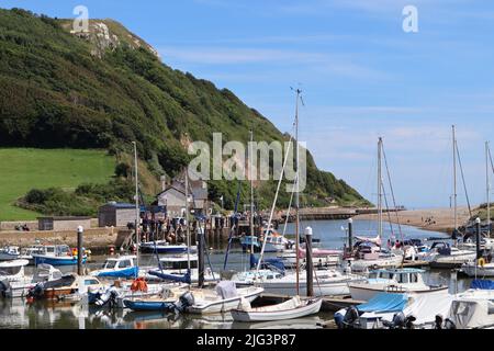 AXMOUTH, DEVON, ENGLAND - JULI 12. 2020: Yachten und andere Boote in der Marina von Axmouth an einem schönen sonnigen Sommertag Stockfoto