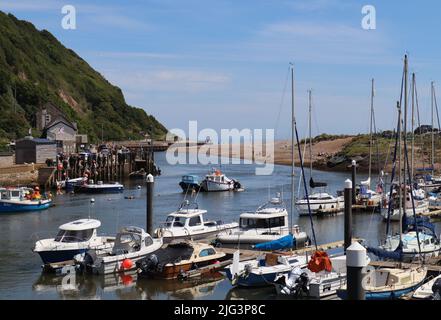 AXMOUTH, DEVON, ENGLAND - JULI 12. 2020: Yachten und andere Boote in der Marina von Axmouth an einem schönen sonnigen Sommertag mit Blick nach Süden zur se Stockfoto