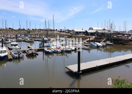 AXMOUTH, DEVON, ENGLAND - JULI 12. 2020: Yachten und andere Boote in der Marina von Axmouth an einem schönen sonnigen Sommertag. Ein Ponton ist in Th zu sehen Stockfoto