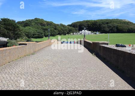 Die alte Straßenbrücke über die Axe bei Axmouth. Sie wurde 1990 ersetzt und ist die älteste stehende Betonbrücke in England. Stockfoto