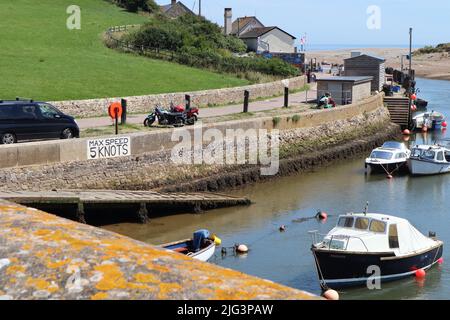 AXMOUTH, DEVON, ENGLAND - JULI 12. 2020: Die Axe bei Axmouth an einem schönen sonnigen Sommertag Stockfoto