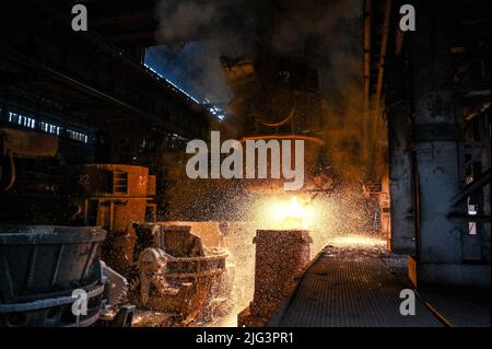 In einem Stahlwerk in Saporischschschja, im Südosten der Ukraine, ist ein wimmeliger Gang eines offenen Feuerofens abgebildet. 28. Juni 2022. Foto von Dmytro Smolyenko/Ukrinform/ABACAPRESS.COM Stockfoto