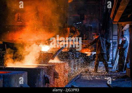 In einem Stahlwerk in Saporischschschja, im Südosten der Ukraine, ist ein wimmeliger Gang eines offenen Feuerofens abgebildet. 28. Juni 2022. Foto von Dmytro Smolyenko/Ukrinform/ABACAPRESS.COM Stockfoto