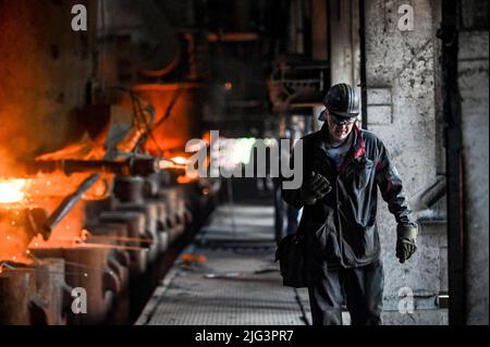 In einem Stahlwerk in Saporischschschja, im Südosten der Ukraine, ist ein wimmeliger Gang eines offenen Feuerofens abgebildet. 28. Juni 2022. Foto von Dmytro Smolyenko/Ukrinform/ABACAPRESS.COM Stockfoto