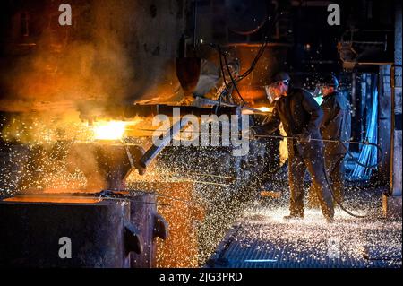 In einem Stahlwerk in Saporischschschja, im Südosten der Ukraine, ist ein wimmeliger Gang eines offenen Feuerofens abgebildet. 28. Juni 2022. Foto von Dmytro Smolyenko/Ukrinform/ABACAPRESS.COM Stockfoto